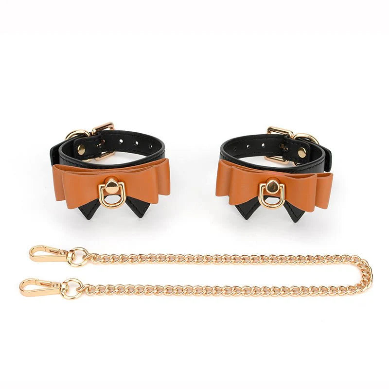 情趣束缚配件展示图，包括手腕束缚与连接链条