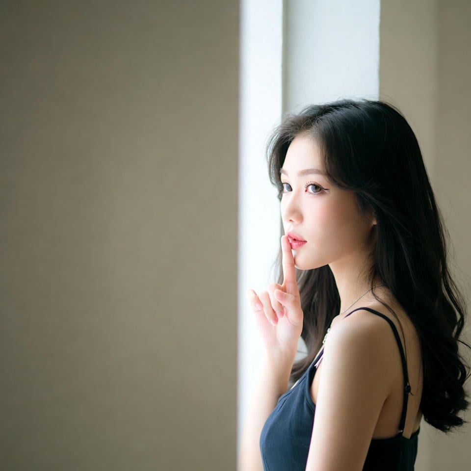 女性在室内侧脸特写，穿着日常无袖上衣，表现自信与神秘气质的女生不被束缚主题宣传图